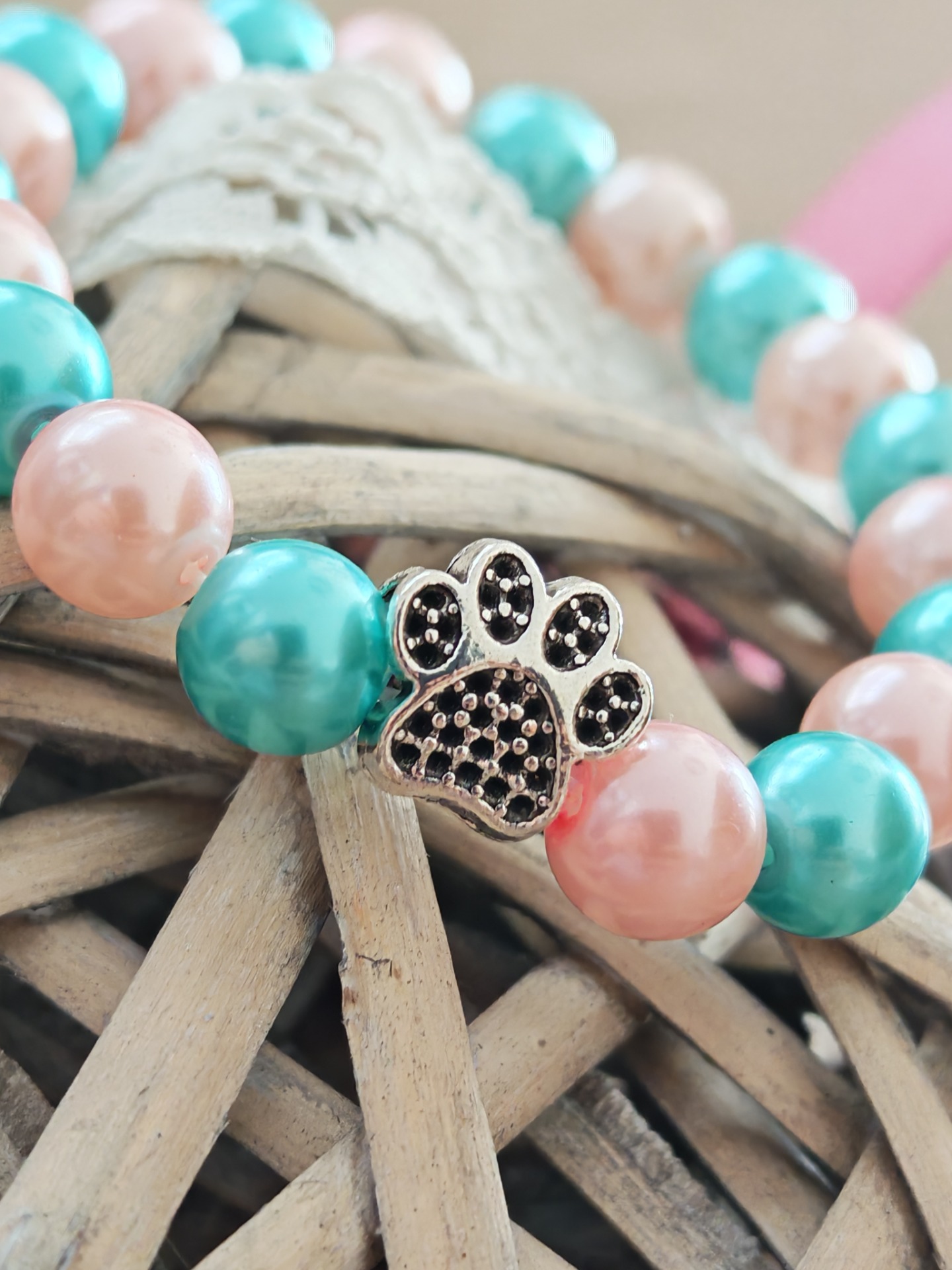 skleněné korálky s perleťovým efektem + mezidíl ve tvaru tlapky - velikost náramku 13 cm