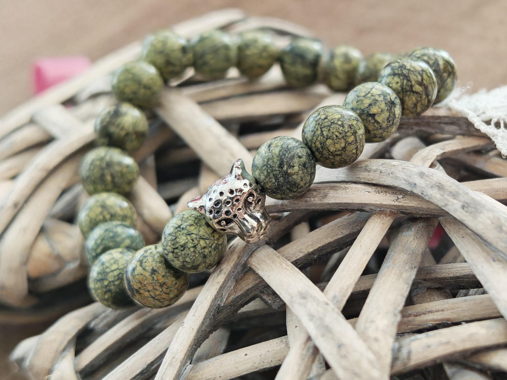 korálky z minerálů - přírodní serpentin + mezidíl leopardí hlava - velikost náramku 15 cm